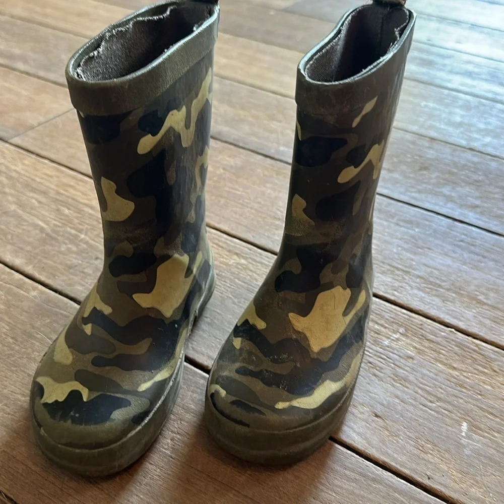 Camo rain boots boys size 5/6